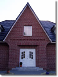 Haus mit achteckigem Turm, Frontansicht
